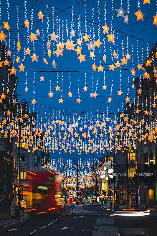 英国伦敦牛津街的圣诞彩灯图片素材