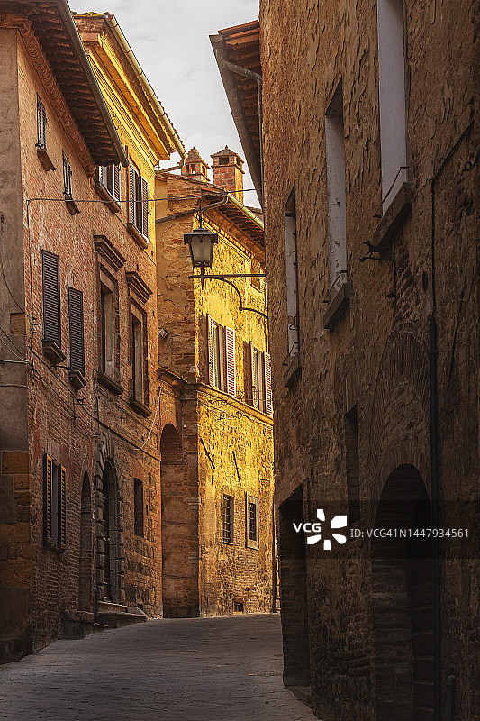 意大利托斯卡纳，蒙特普尔恰诺老城区的街道图片素材
