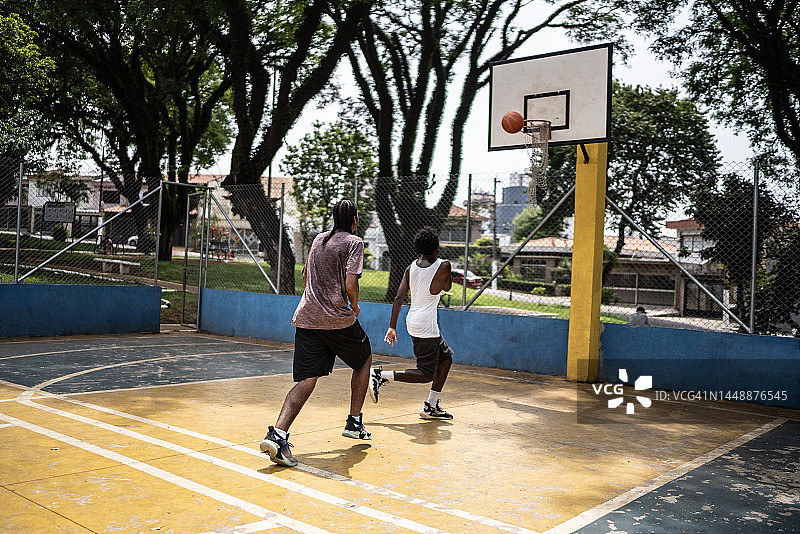 年轻人打篮球图片素材