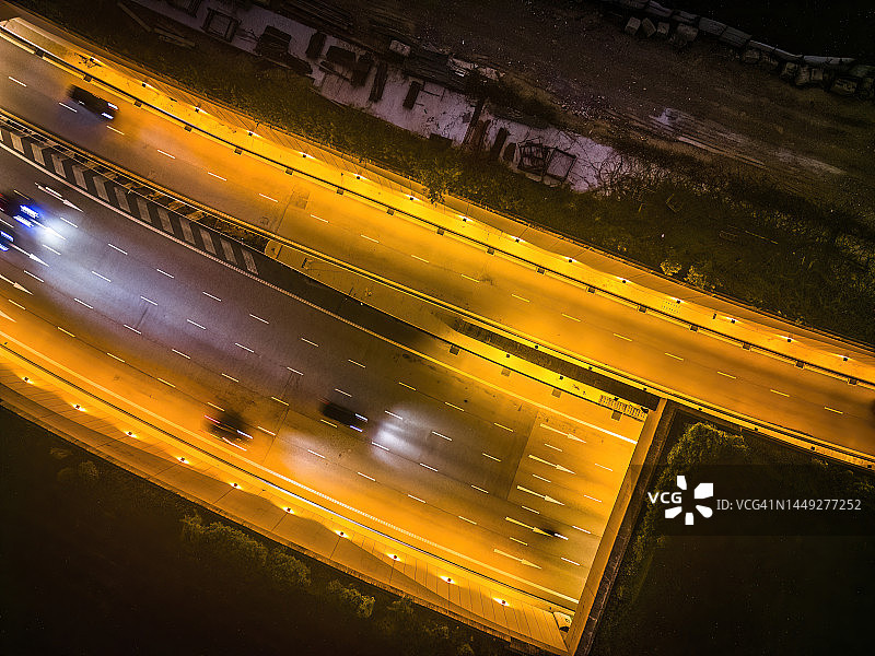 新加坡高速公路上的机动车和夜间小径。图片素材