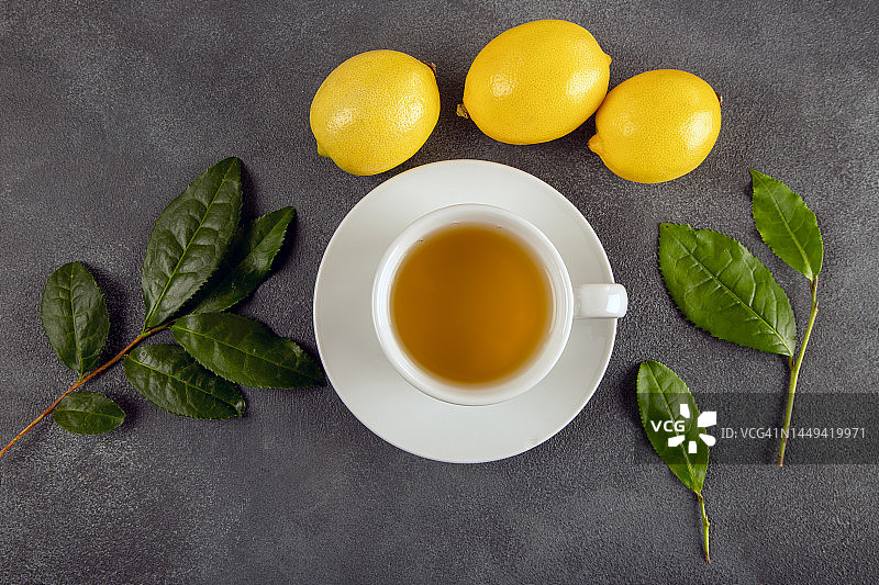 一杯绿茶，茶叶和柠檬，正上方图片素材