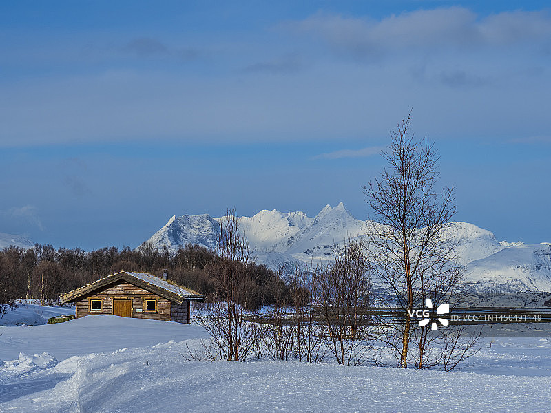 挪威北极的林根地区和冬末降雪。图片素材