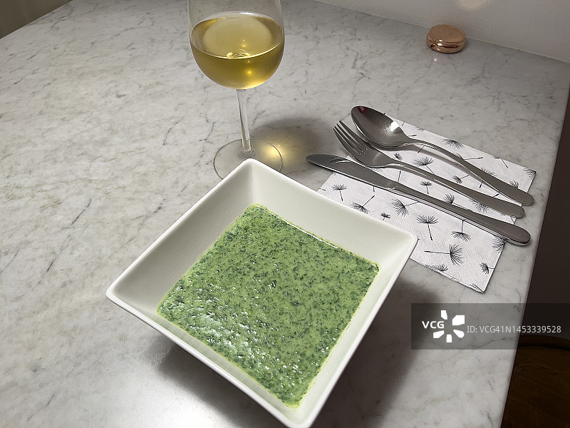 一碗菠菜汤的特写图片素材