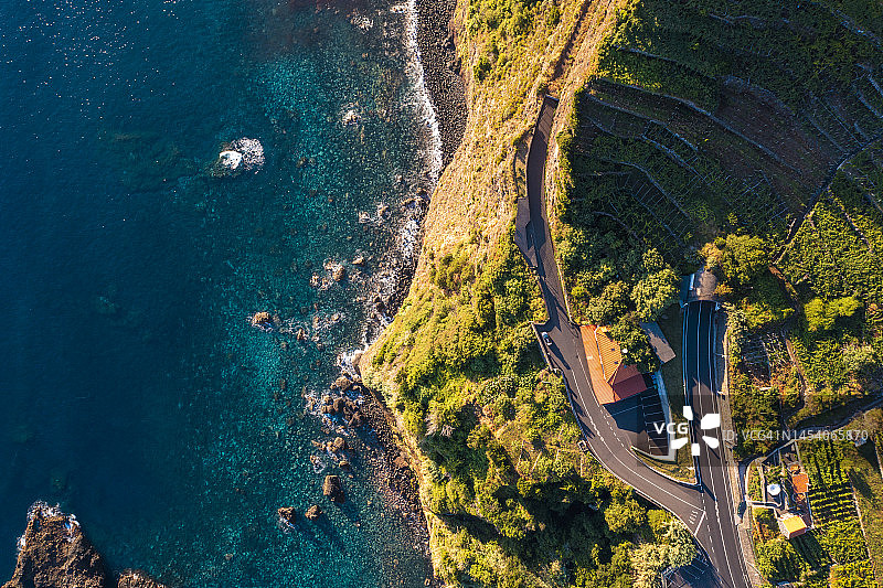 葡萄牙马德拉岛沿海公路的鸟瞰图图片素材