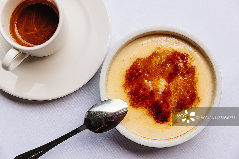 Crema Catalana(焦糖布丁)甜点和浓缩咖啡，正上方图片素材
