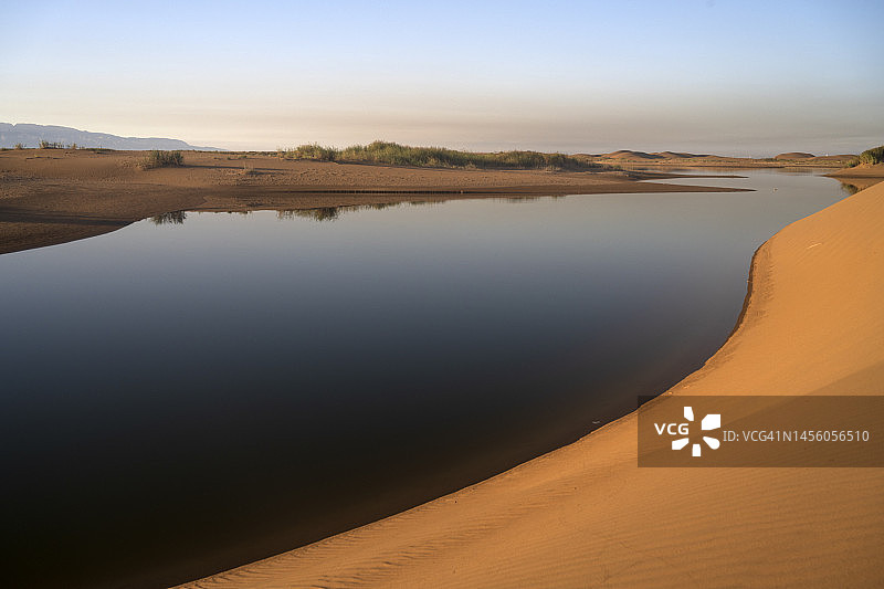 乌海黄河边的沙丘，中国西部图片素材