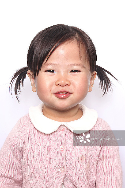 亚洲女孩在白色背景上微笑的肖像图片素材
