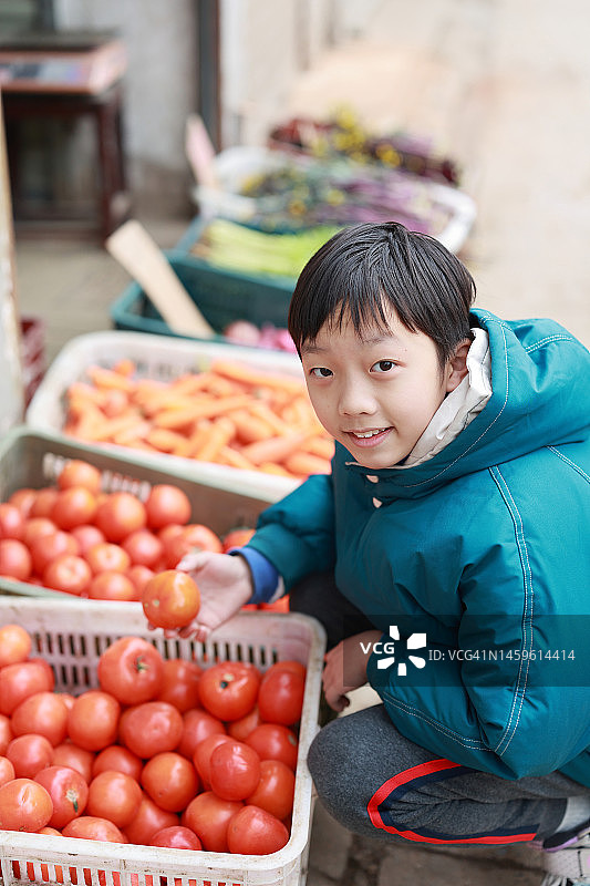 儿童在食品市场图片素材