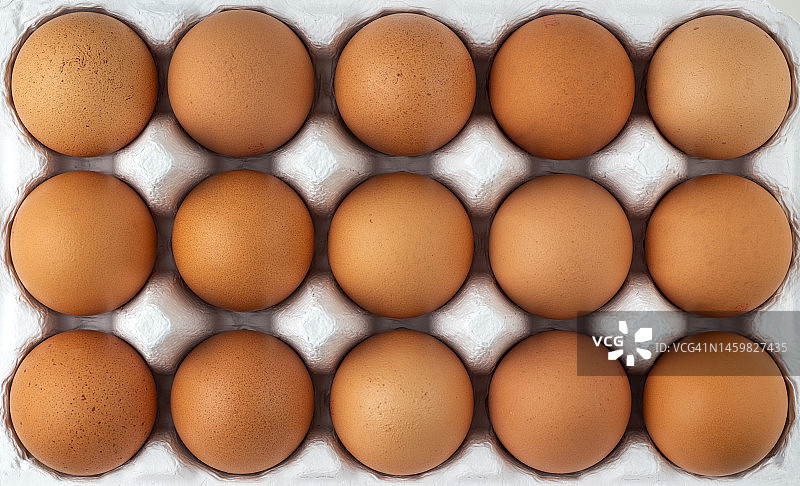 鸡蛋盘上放棕色的鸡蛋图片素材
