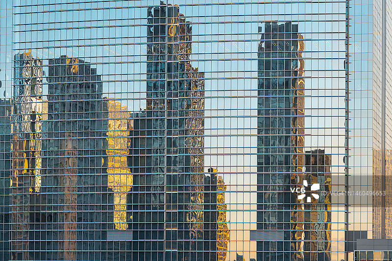 摩天大楼映照在日本东京的玻璃建筑上图片素材