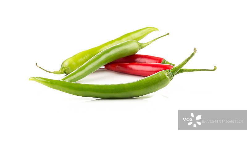绿色和红色辣椒孤立在白色背景图片素材