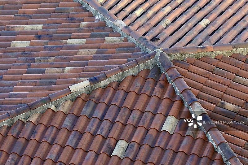 陶土屋顶瓦片-高角度视图图片素材