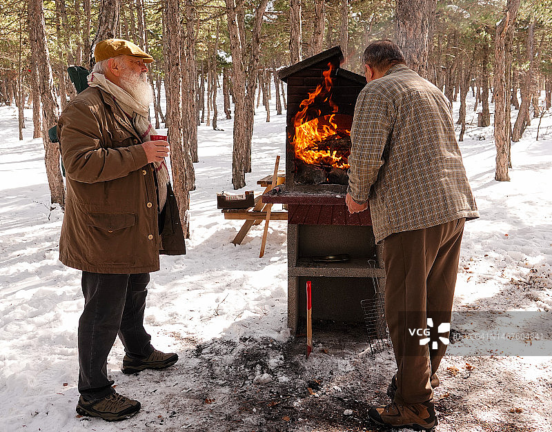 冬天在森林里烧烤图片素材