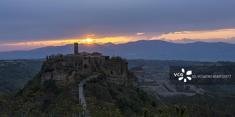 日出时分，奇维塔迪巴尼奥雷吉奥的山村，奇维塔迪巴尼奥雷吉奥，拉齐奥，意大利图片素材