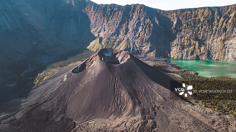 印度尼西亚的布罗默山，天空映衬下的岩层全景图片素材
