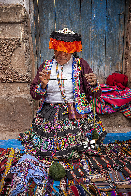 秘鲁妇女在印加遗址出售纪念品，皮萨克，圣谷，秘鲁图片素材