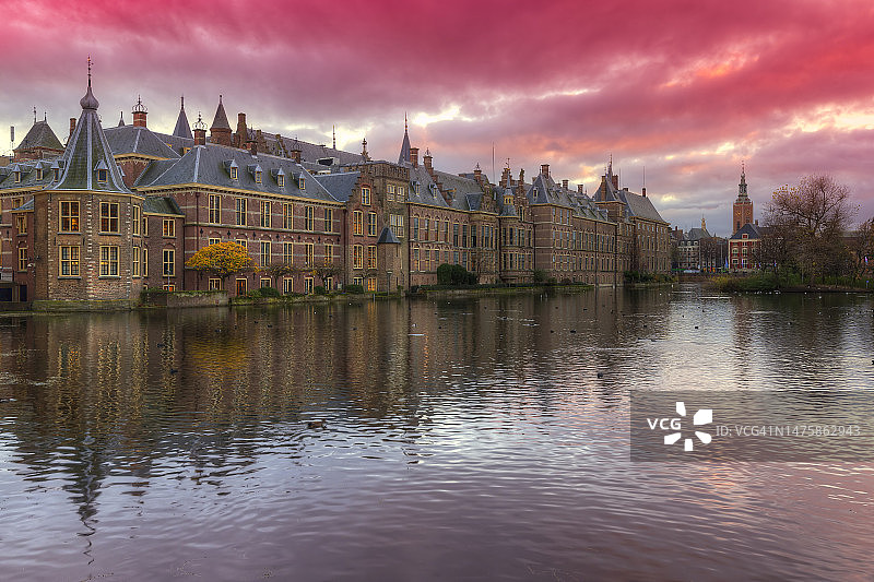 日落后，荷兰议会大厦和Torentje(小塔)在庭院池塘(Hofvijver)上的倒影图片素材