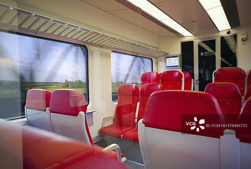 乘坐现代通勤列车高速行驶图片素材