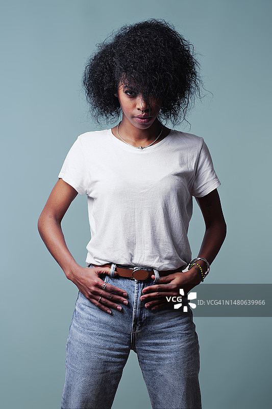 黑人妇女在t恤前面的一个彩色背景图片素材