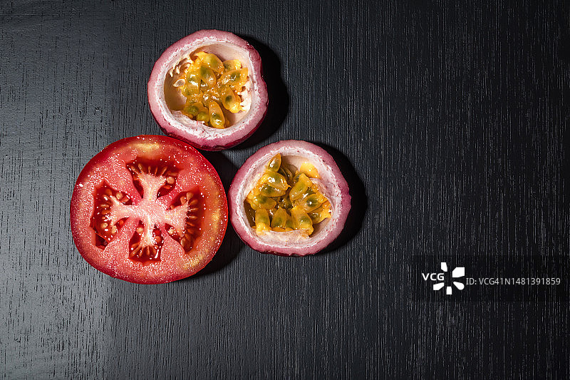 健康食品番茄片有百香果在黑木桌复制空间，罗马尼亚图片素材