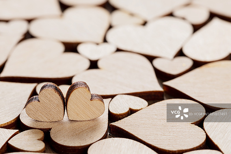 罗马尼亚，木头上的心形特写图片素材