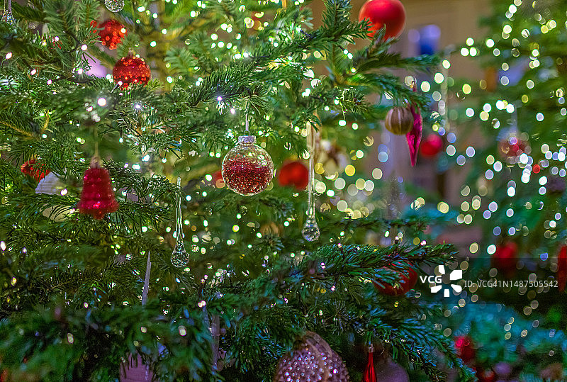 树上挂着漂亮的圣诞小玩意图片素材