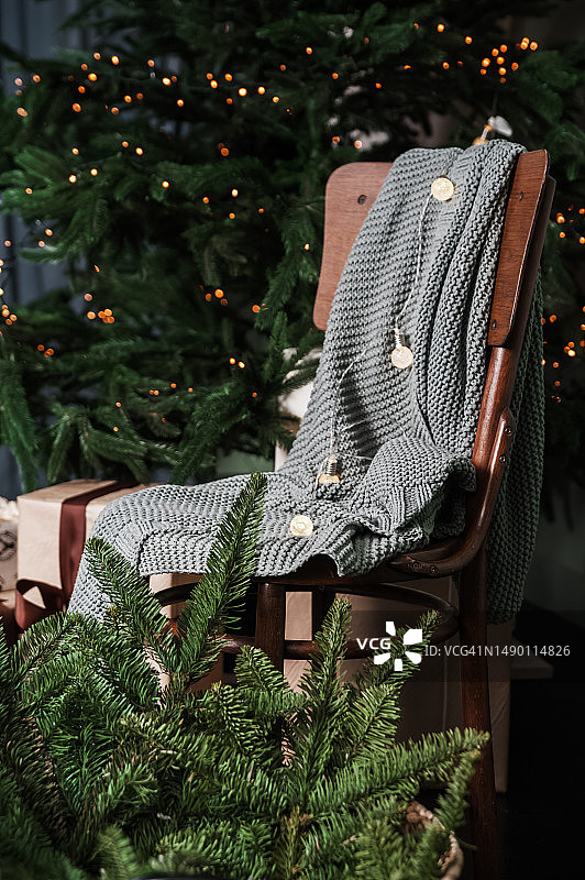 圣诞树和椅子上的圣诞装饰，格子，花环。图片素材
