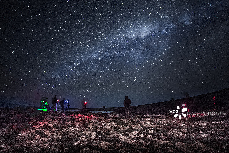 一组摄影师长时间曝光夜空和银河。矿井。Sleaford湾。艾尔半岛。南澳大利亚。图片素材