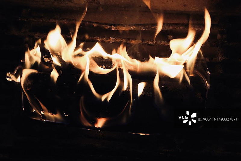 小屋壁炉里温暖的炉火图片素材
