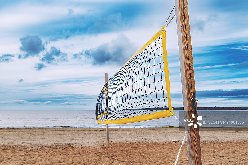 阴天的夏天，瑞典哈尔姆斯塔德，在哈尔姆斯塔德西海滩沙滩上的沙滩排球网图片素材