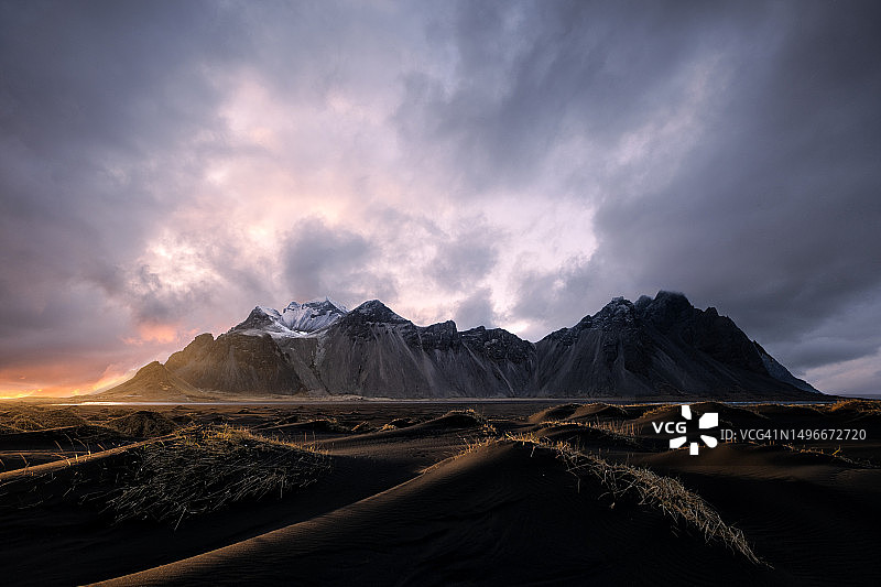 冰岛，日落时雪山映衬天空的美景图片素材