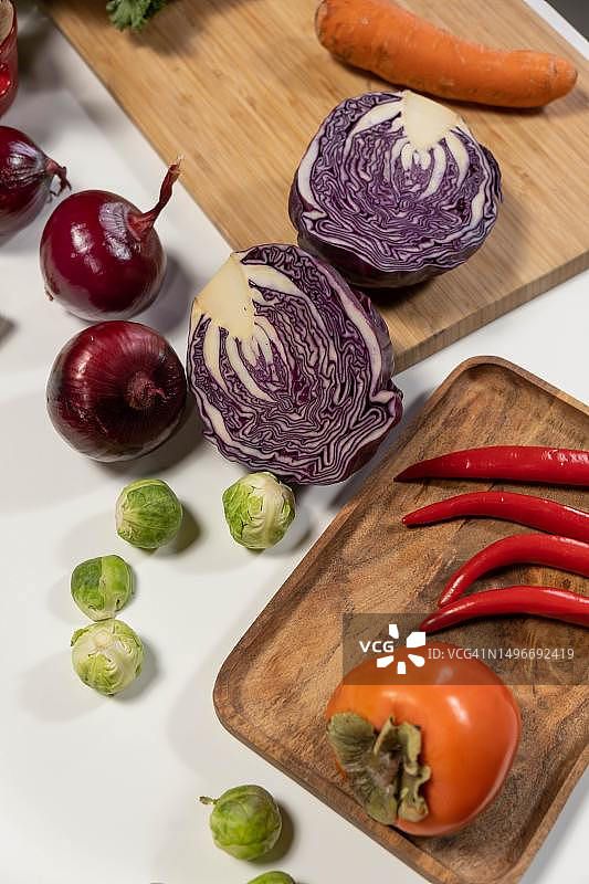 菜板上的蔬菜的高角度视图图片素材