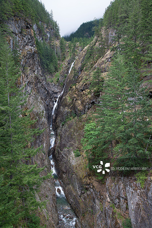 华盛顿北喀斯喀特国家公园峡谷溪的瀑布图片素材