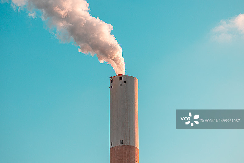 发电站的蒸汽在蓝天的映衬下升起图片素材