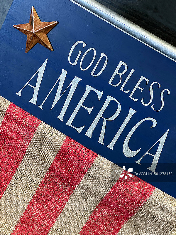美国国旗彩色横幅上的“上帝保佑美国”字样图片素材