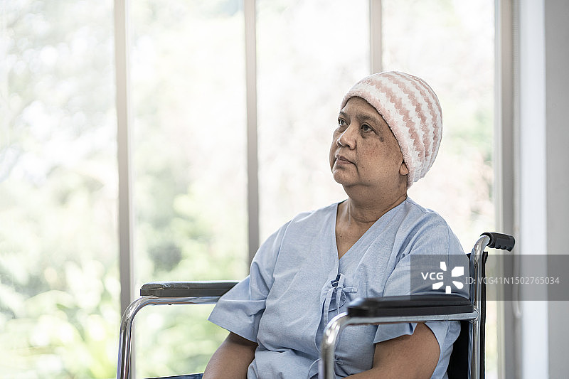 老年女性是医院轮椅上的癌症患者图片素材