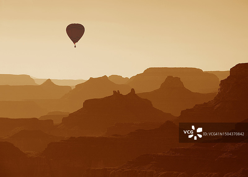 峡谷上空的气球图片素材