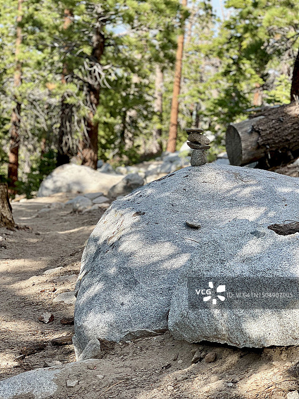 加州猛犸湖的石堆徒步小径图片素材