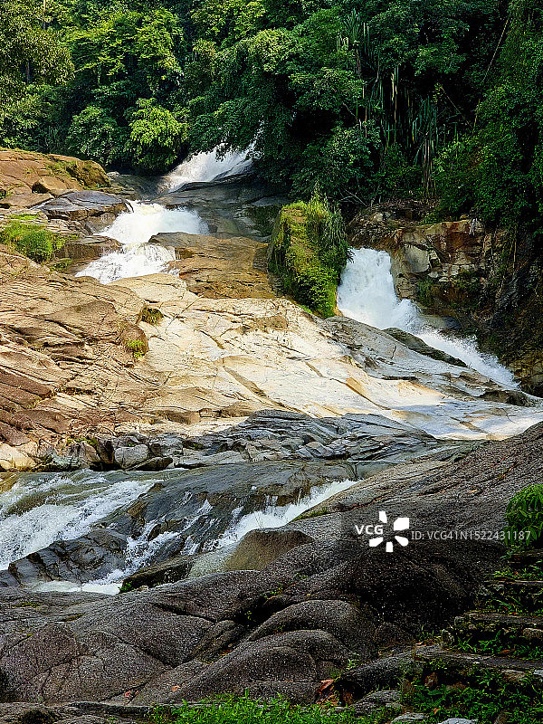 马来西亚彭亨州，森林里流过岩石的小溪图片素材