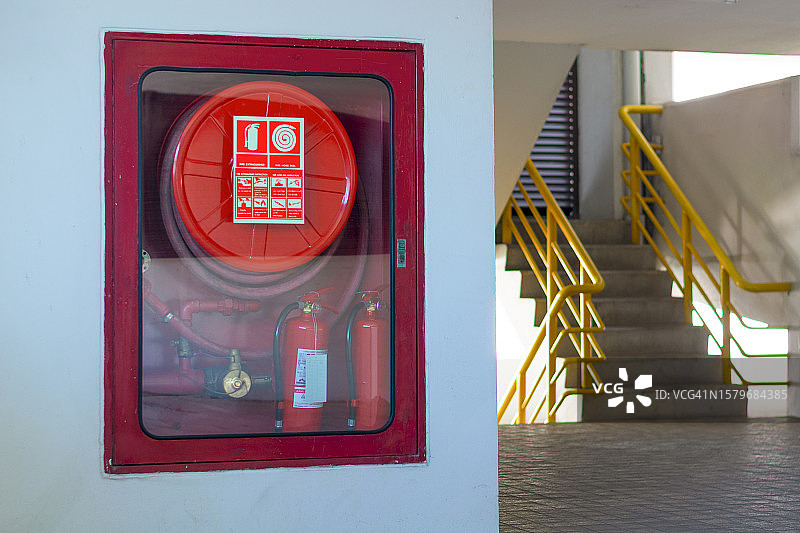 办公楼大厅内的灭火器柜用于准备防火，灭火器设备用于防护图片素材