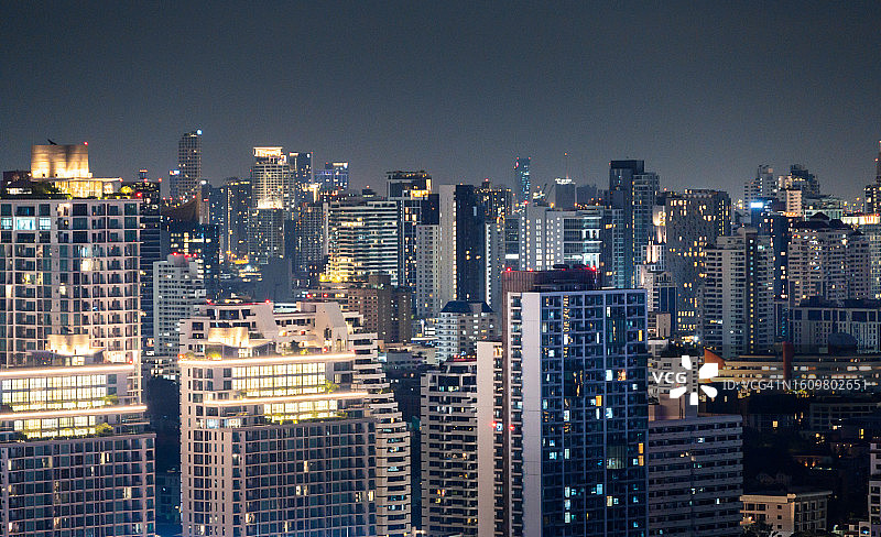 现代和豪华的住宅摩天大楼，日落时刻以上的商业首都曼谷泰国区图片素材