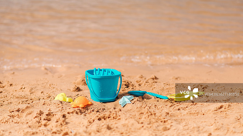 适合在沙滩上玩沙子的儿童套装，以度假和带孩子旅行为主题图片素材