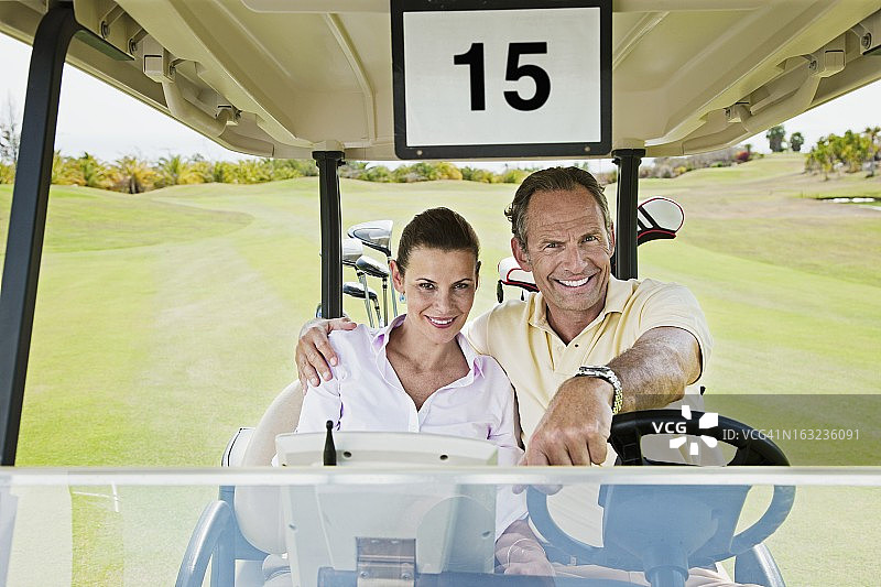驾驶高尔夫球车的夫妇图片素材