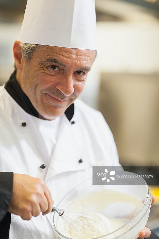 微笑的厨师正在搅拌奶油图片素材
