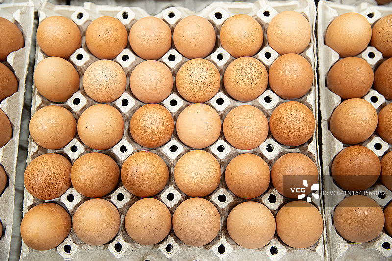 新鲜和健康:准备在本地市场出售的鸡蛋图片素材