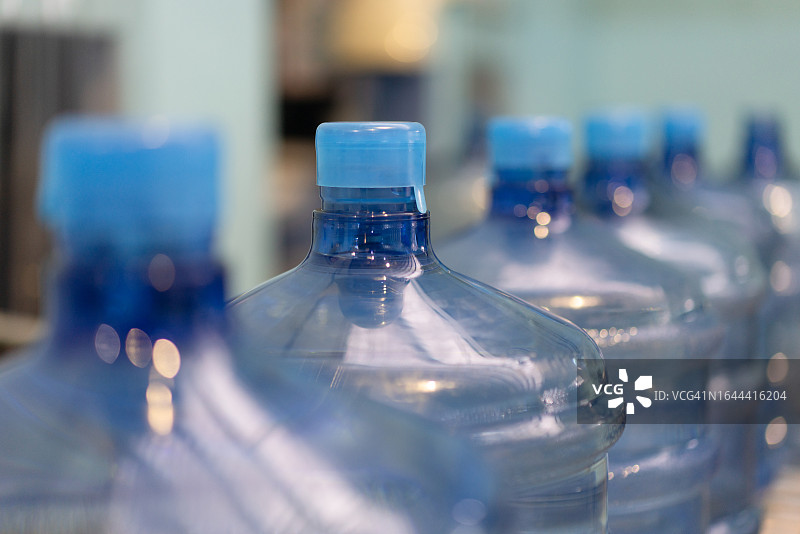 有自动化输送生产线的饮用水或饮料厂内的塑料瓶或加仑纯化饮用水。水制造图片素材