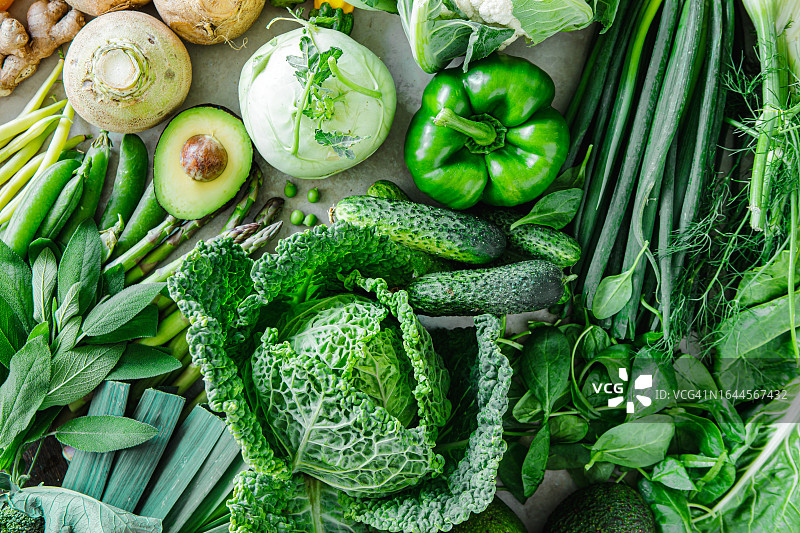 新鲜的有机蔬菜从上方射出图片素材