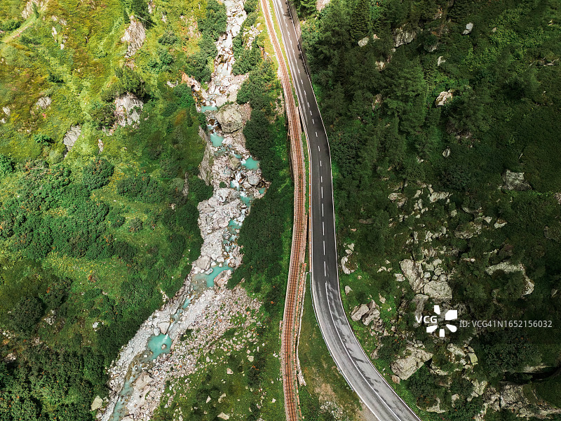 瑞士阿尔卑斯河附近的铁路和公路鸟瞰图图片素材