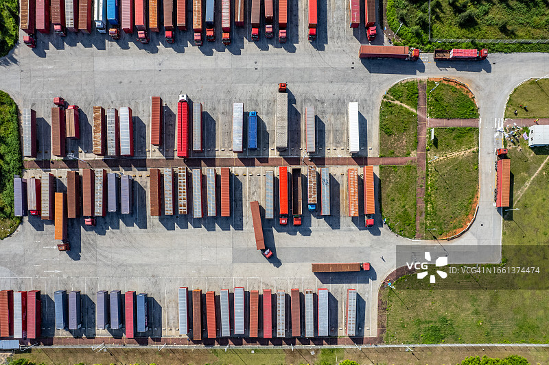 工厂外大型卡车停车场的垂直鸟瞰图图片素材