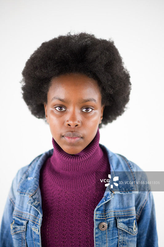 年轻的黑人女孩与非洲发型和牛仔夹克工作室自然肖像图片素材